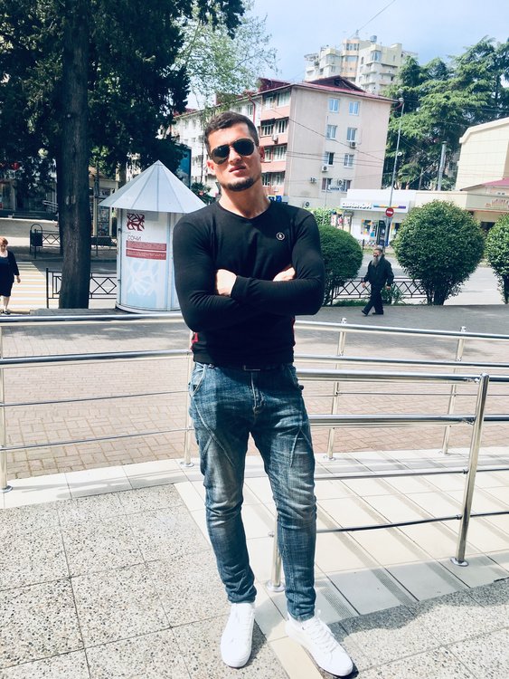 Морской порт сочи фотосессия. Парень и девушка на пляже. Парень и девушка гуляют по пляжу. Парни сочи. Сочи парень с девушкой.