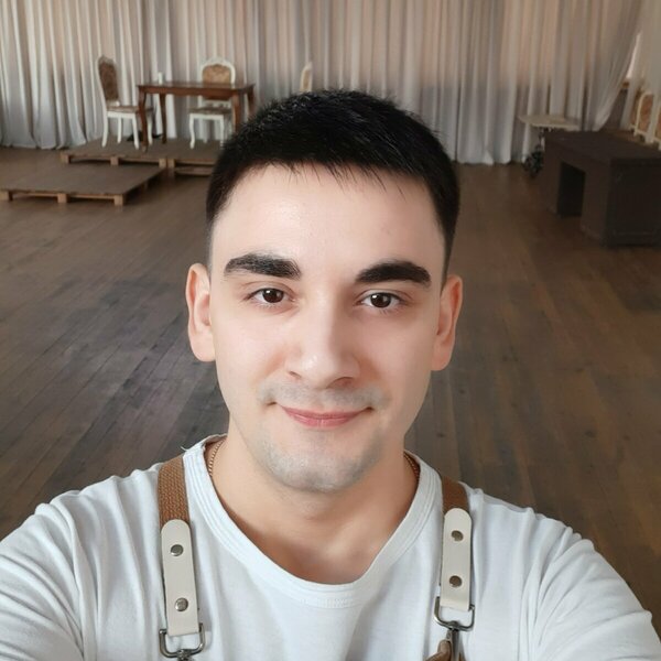 Аркадию 28 лет он работает