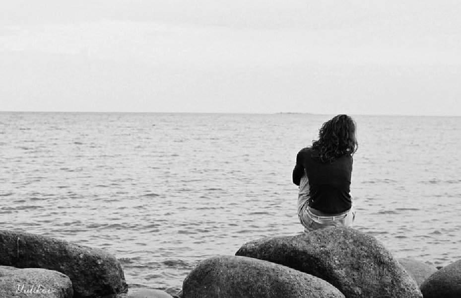 Есть в грусти. Девушка-море. Девушка на берегу моря. Девушка грустит на берегу моря. Море грусть.