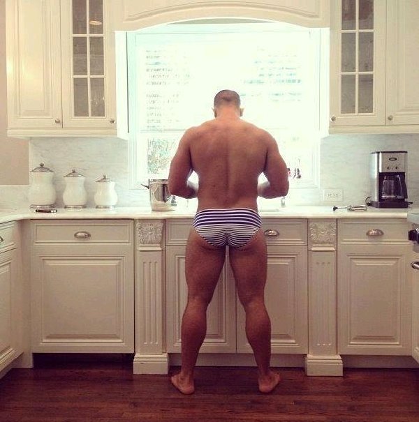 Фото мужчины в фартуке на кухне