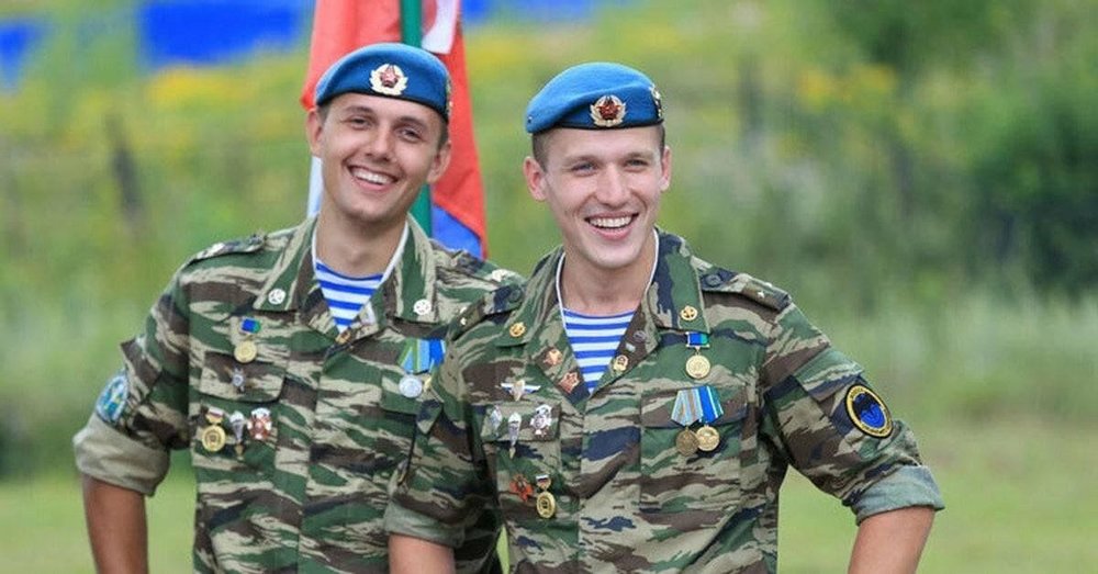 23 мая мужчина. Глад ВАЛАКАС ВДВ. Голубые береты Псков. Военная форма белорусской армии ВДВ. ВДВ спецназ ВДВ - голубые береты.