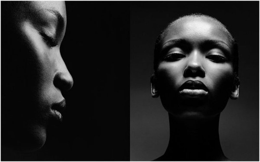 Белая черная негритянка. Контрастный портрет. Портрет с жестким светом. Освещение в портрете. Лицо чб.