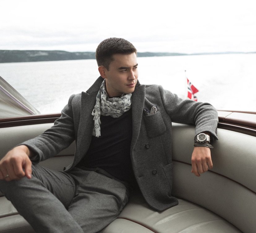 Миллиардер в костюме. Человек с деньгами. Богатенький мужчина. Костас мартакис 2018. Мужик с деньгами.