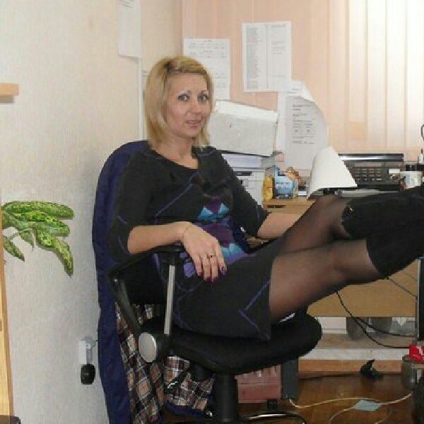 Мамаши на работе. Русские женщины в офисе.