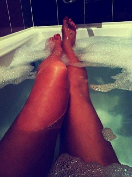 Ноги в ванне с пеной. Ноги девушки в ванне. Ножки девушки в ванной. Ванна для ног. Красивые женские ноги в ванне.