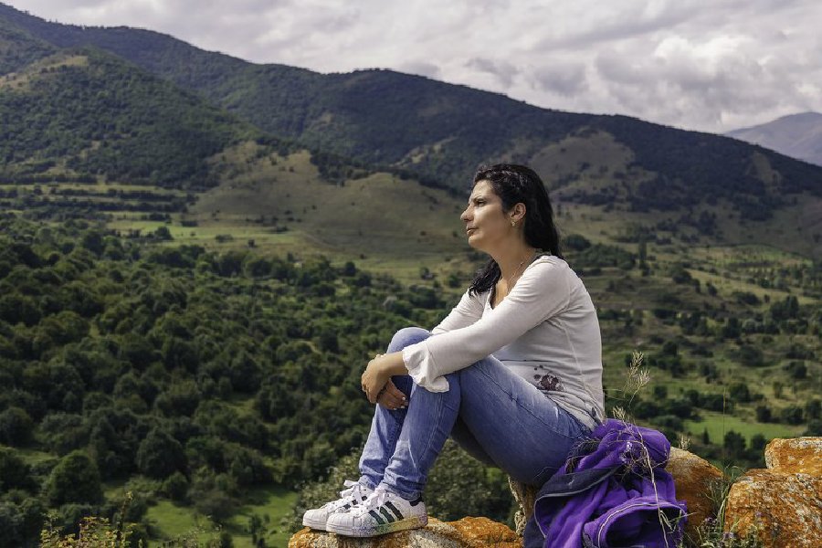 Mountain woman. Женщина в горах. Горем женщин. Женское горе. Гора с лицом женщины.