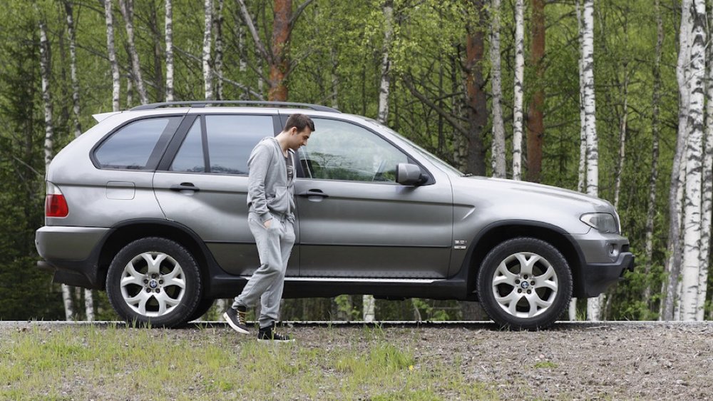 Е рядом. БМВ х5 е53 сбоку. BMW x5 с прицепом. BMW x5 e53 человек. BMW x3 с прицепом.