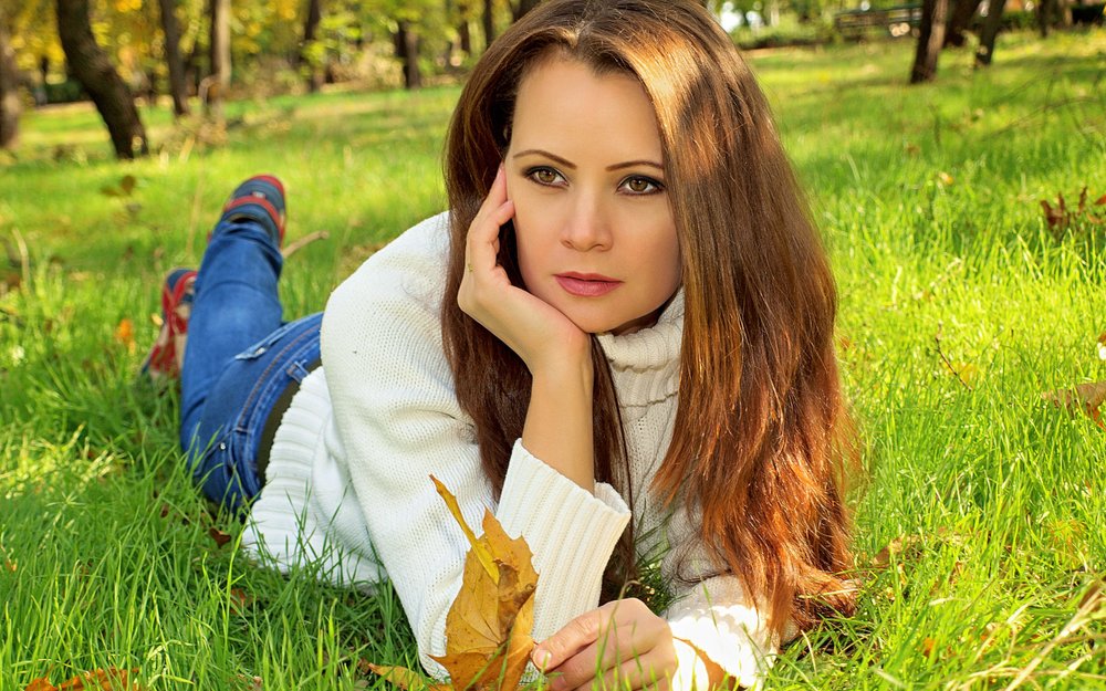 Я 35 лет живу. Красивые русские девушки. Девушка шатенка. Фотосессия в парке. Красивые девушки на природе.