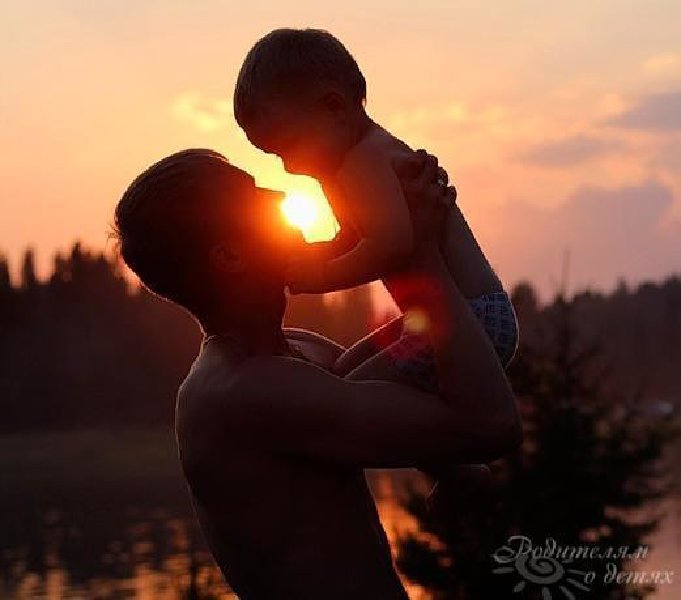 Мама папа сын ночью. Мужчина обнимает ребенка. Ребенок на спине у папы. Парень с ребенком со спины. Объятия отца.