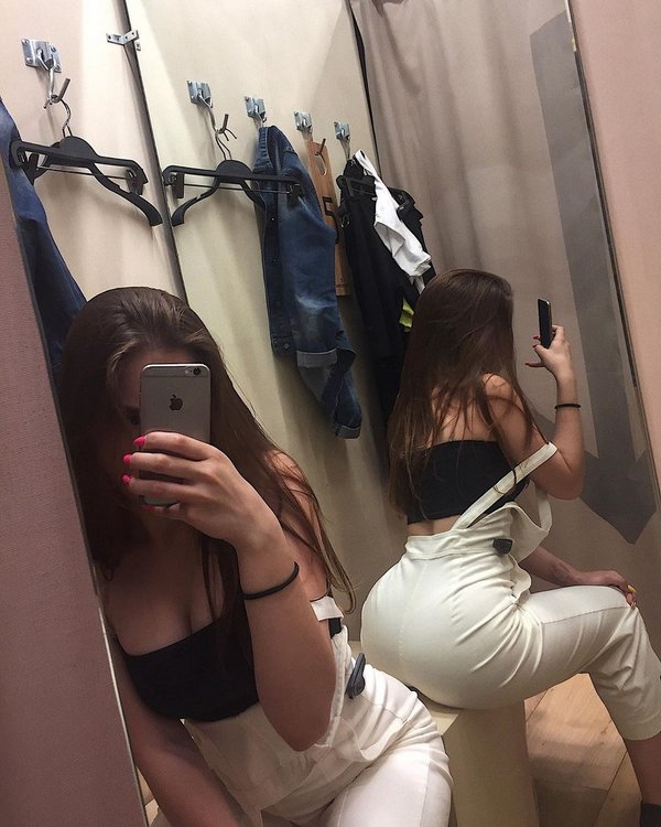 Примерка купальников. Примеряет бюстгальтер в магазине. Девушки в примерочной белья. Примерка лифчика в магазине. Рынок с купальниками.