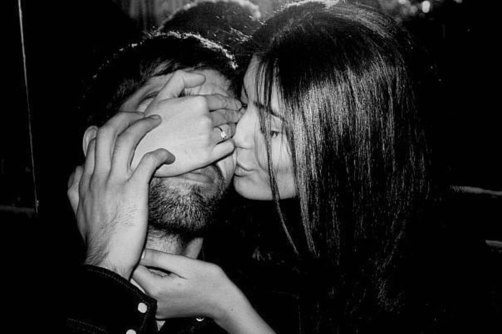 Целующиеся брюнетки. Кавказские пары. Брюнетка с парнем селфи. Поцелуй с брюнеткой. Картинки парень с девушкой.